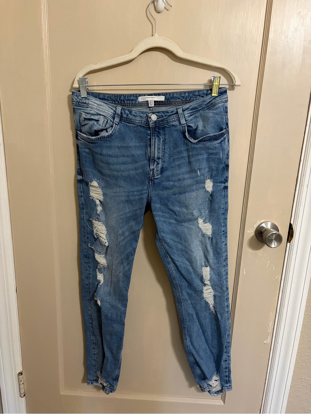 Zara Distressed trafaluc jeans